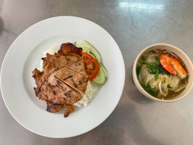 Com Tam 'in Vietnam' daki en iyi fotoğrafı kırılmış pirinç.