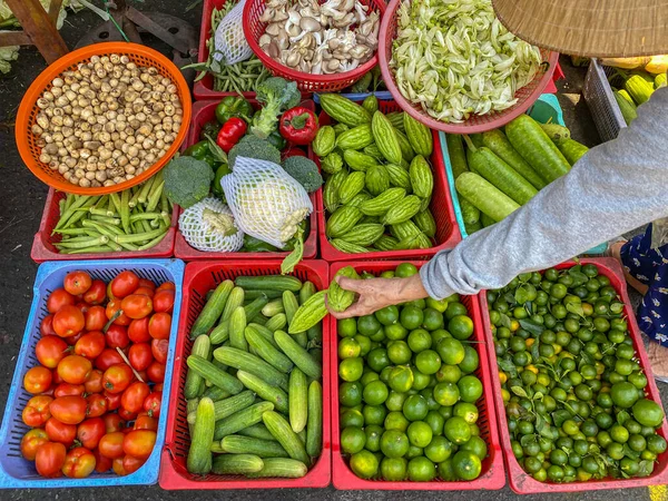 Люди покупают овощи на открытом рынке Вьетнама — стоковое фото