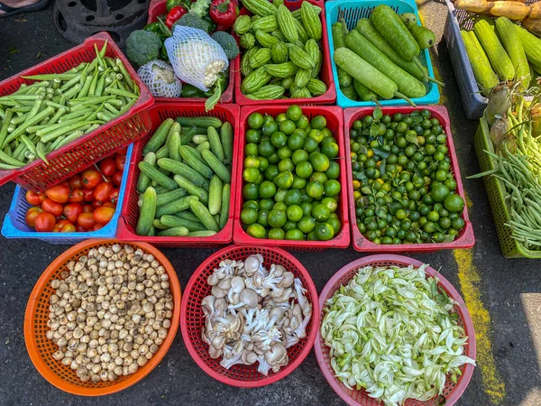 Цветные овощи для продажи на открытом рынке во Вьетнаме — стоковое фото