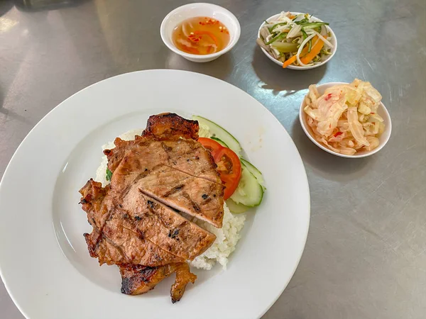 Masakan tradisional Vietnam yang terkenal - Com Tam merusak beras — Stok Foto