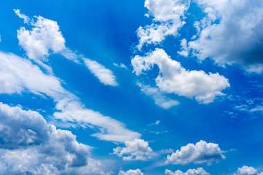 Bir sürü beyaz bulutlu mavi gökyüzü 