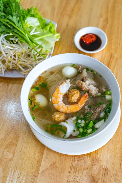 Vietnamese shrimp and pork broth rice noodle served in restaurant — Stockfoto