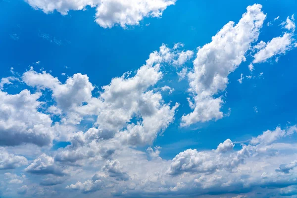 Błękitne niebo z białymi chmurami w piękny dzień — Zdjęcie stockowe