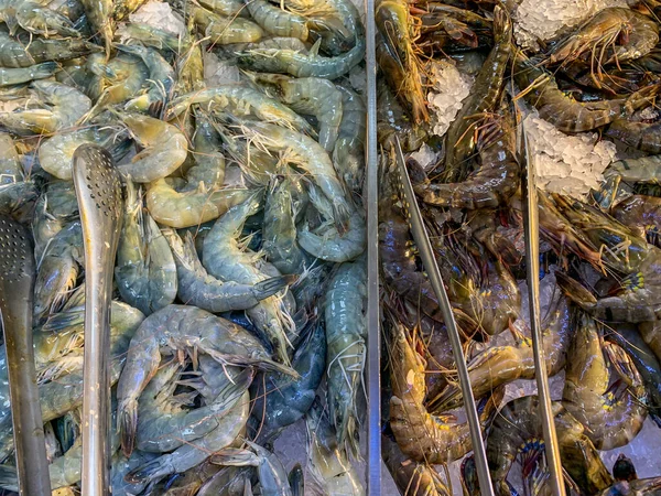 Κατεψυγμένες γαρίδες προς πώληση στο μανάβικο — Φωτογραφία Αρχείου