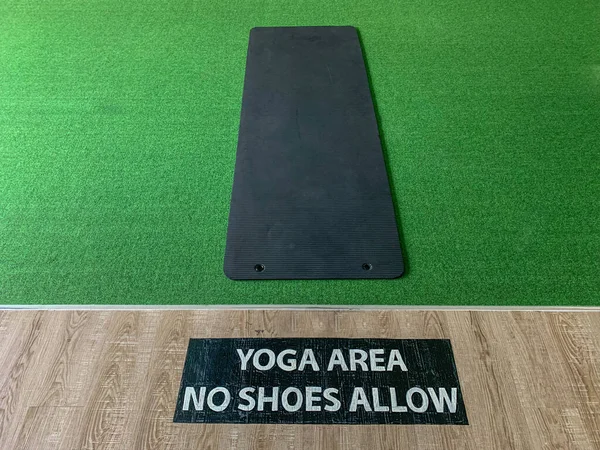 Geen schoenen toegestaan teken op de vloer in yoga hal — Stockfoto