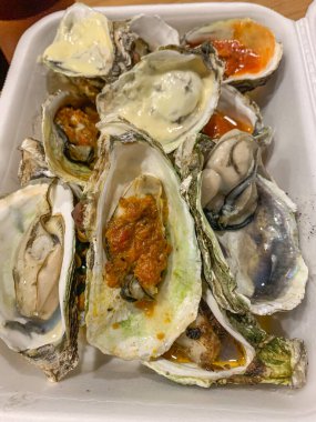 Erimiş peynir ve biber soslu leziz ızgara istiridye.