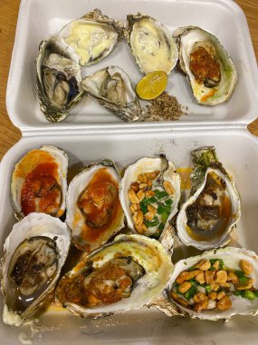 Izgara istiridye, değişik soslu ve farklı aromalı.