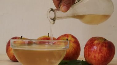 Şişeden düşen elma sirkesi deresi.