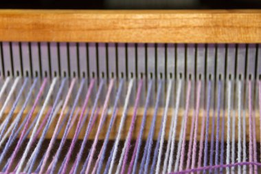 Kumaşın ultraviyole ve leylak renkleriyle dokuma tezgahındaki ayrıntıları