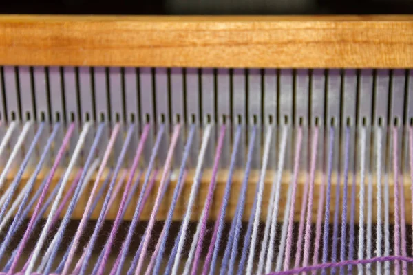 櫛の生地の詳細紫外線とライラックの色で織機 — ストック写真