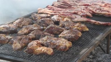 inek tavuk ızgara ve Arjantin gastronomi tipik domuz eti et kavrulmuş