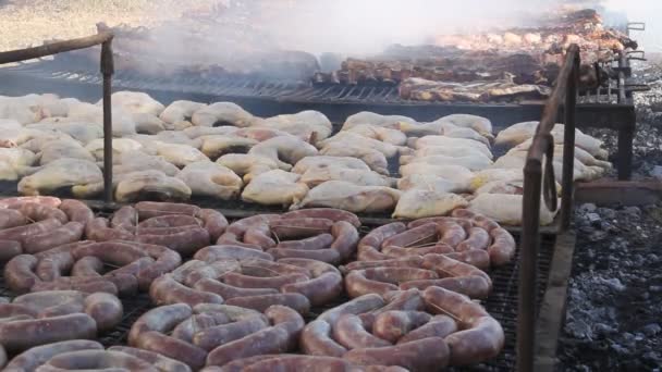 牛鶏のグリル アルゼンチン料理の典型的な豚の焼き肉 — ストック動画