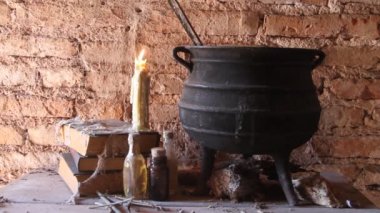 cadı gece mumlarla ve pot örümcek ağları ve antik dünya arasında ateşle büyüsü