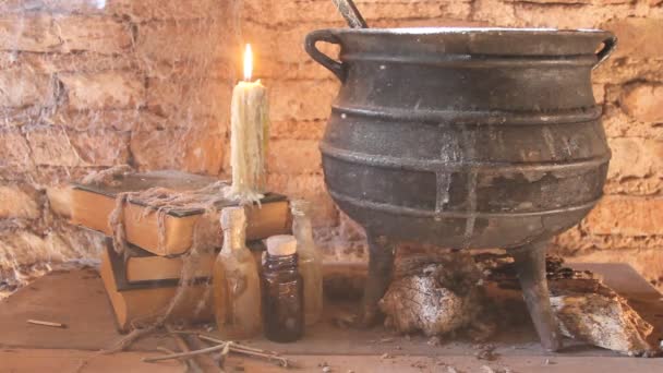 Feitiço Noite Bruxa Com Velas Panela Com Fogo Entre Teias — Vídeo de Stock