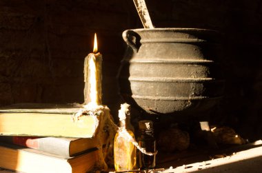 cadı gece mumlarla ve pot örümcek ağları ve antik dünya arasında ateşle büyüsü
