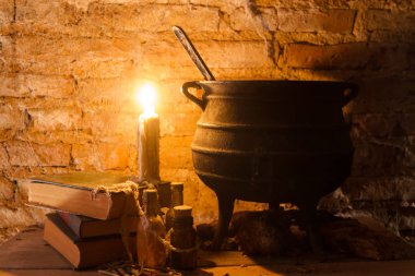 cadı gece mumlarla ve pot örümcek ağları ve antik dünya arasında ateşle büyüsü