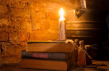 cadı gece mumlarla ve pot örümcek ağları ve antik dünya arasında ateşle büyüsü