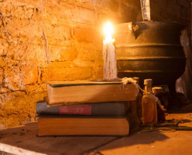 cadı gece mumlarla ve pot örümcek ağları ve antik dünya arasında ateşle büyüsü