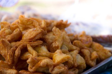 Kızarmış hamur işleri ile tatlı patates ya da Arjantinli gastronomi tipik ayva dolması