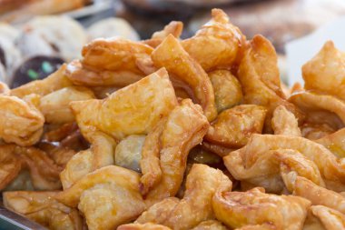 Kızarmış hamur işleri ile tatlı patates ya da Arjantinli gastronomi tipik ayva dolması