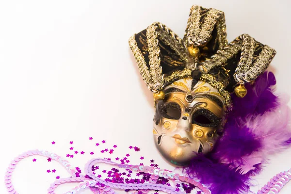 Masken Und Federn Des Venezianischen Karnevals Auf Weißem Hintergrund — Stockfoto