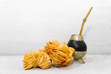 kızarmış kek ve Arjantin gastronomi tipik Yerba Mate