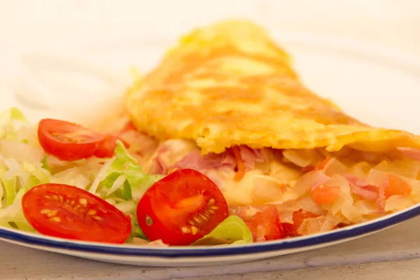 Teller Mit Omelette Und Salat Aus Kirschtomaten Und Salat — Stockfoto