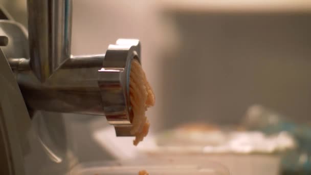 Hakken machine maken chop vlees voor het koken van voedsel op huis keuken — Stockvideo