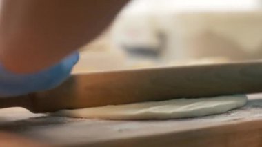 El baker haddeleme hamur restoranda pasta pişirme için masada yakın çekim