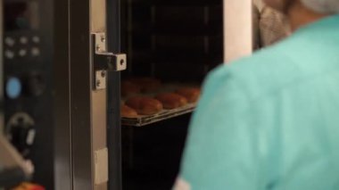 Baker amaçların fırın ve lokanta mutfağı olarak pişmiş köftesi ile alarak tepsi