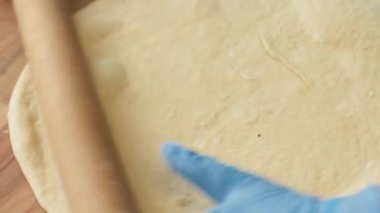 Baker el woodem rulo pizza Restoran yakın yapmak için kullanma