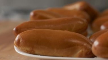 Pastane dükkanı tabakta yatan üzerinde pişmiş turta kapatın. İştah açıcı sıcak köftesi