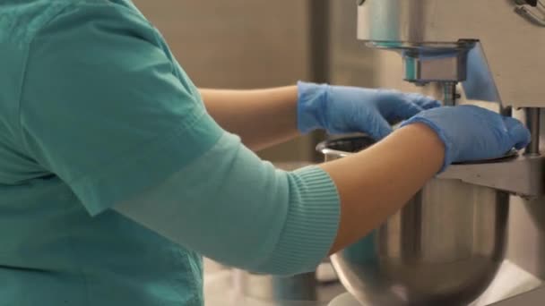 Femme boulanger en utilisant mélangeur automatique pour pétrir la pâte dans la cuisine de boulangerie — Video