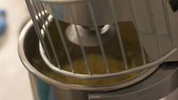 Fermer la pâte à pétrir mélangeur automatique dans la boulangerie. Pâte de préparation de processus dans la cuisine de boulangerie dans l'équipement de mélangeur électronique 