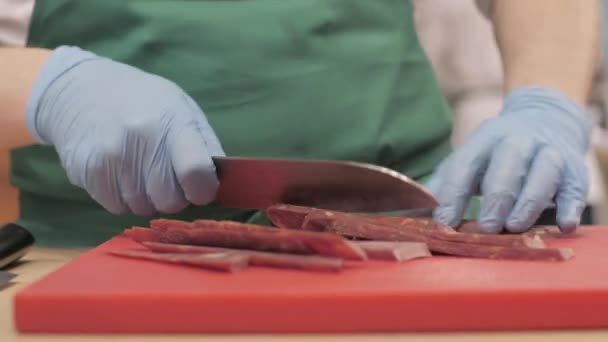 Mains du chef cuisinier en utilisant de la viande pendant la cuisson dans le restaurant gros plan — Video