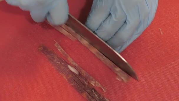 Manos de cocinero cocinero usando cuchillo para cortar carne en la vista superior del restaurante — Vídeos de Stock