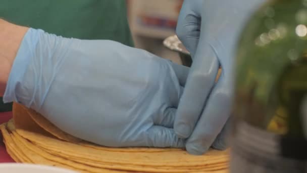 Chef mains envelopper garniture de légumes dans le gâteau au pain dans le restaurant de cuisine gros plan — Video