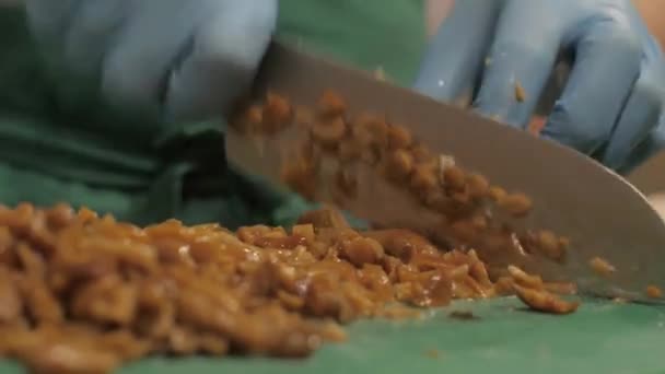 Σεφ μαγειρεύουν τεμαχίζοντας μαριναρισμένα μανιτάρια σε μικρά κομμάτια επί του σκάφους στην κουζίνα — Αρχείο Βίντεο