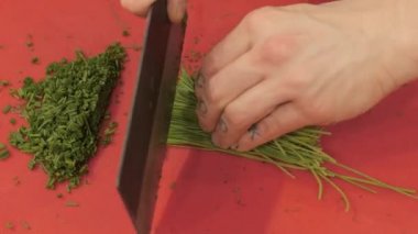 El dövme kesme taze yeşillik gemide restoran mutfak üstten görünüm ile pişirin. Hazırlık gıda Cafe ise kesme bıçağı kullanarak profesyonel aşçı