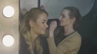 Kadın visagiste güzel kız güzellik salonu için su geçirmez makyaj uygulamak