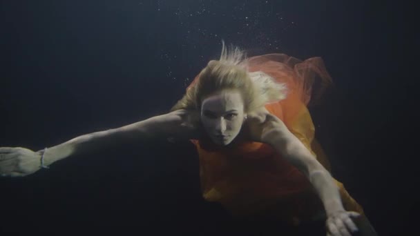 Young woman swimming like fairy mermaid underwater pool on dark background — Stock Video