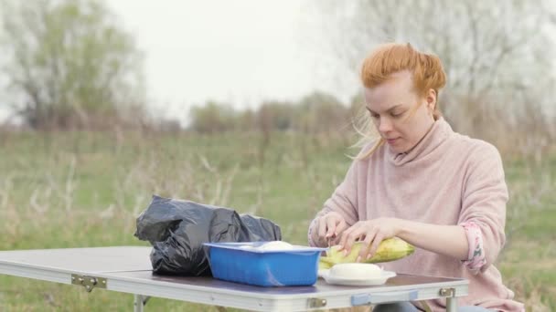 Giovane Donna Seduta Tavola Tagliare Zucchine Picnic Sulla Natura Processo — Video Stock