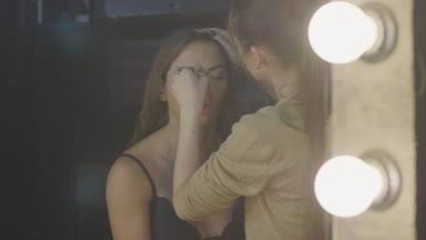 Kadın yaparken Vakfı krem cilt yüzünde uygulama makyaj sanatçısı