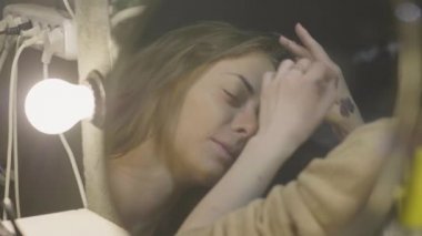 Makyaj sanatçısı genç kadın ile çalışma yapmak odayı