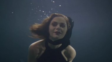 Deniz kızı sualtı gibi yüzme siyah elbiseli güzel kadın