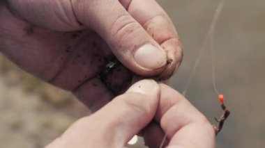 Erkek el balıkçı yem ve kanca balıkçılık solucan hazırlanması yakın çekim