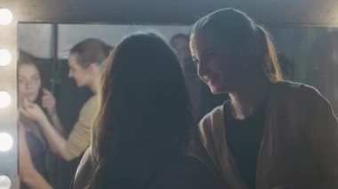 Makyaj sanatçısı kadın istemci açık ayna güzellik Studio ile çalışma