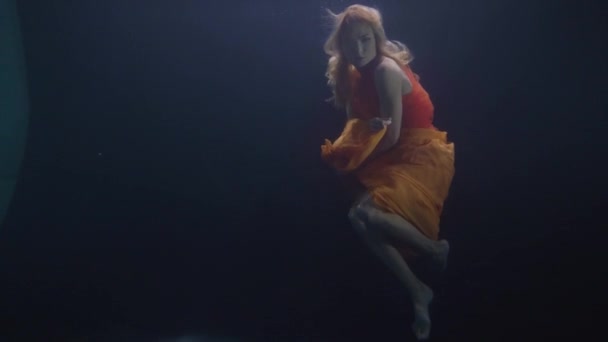 Kobieta Fotograf Dokonywanie Zdjęcie Poprzez Wyświetlanie Okna Dziewczyna Pływanie Pod — Wideo stockowe