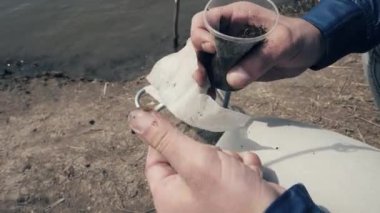 Nehirde balık tutmak için plastik cam solucan solucan alarak balıkçı eller