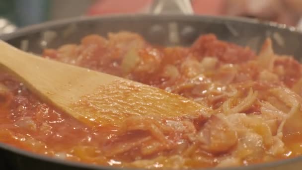 Daging rebus dan sayuran mendidih dalam penggorengan. Konsep kuliner — Stok Video